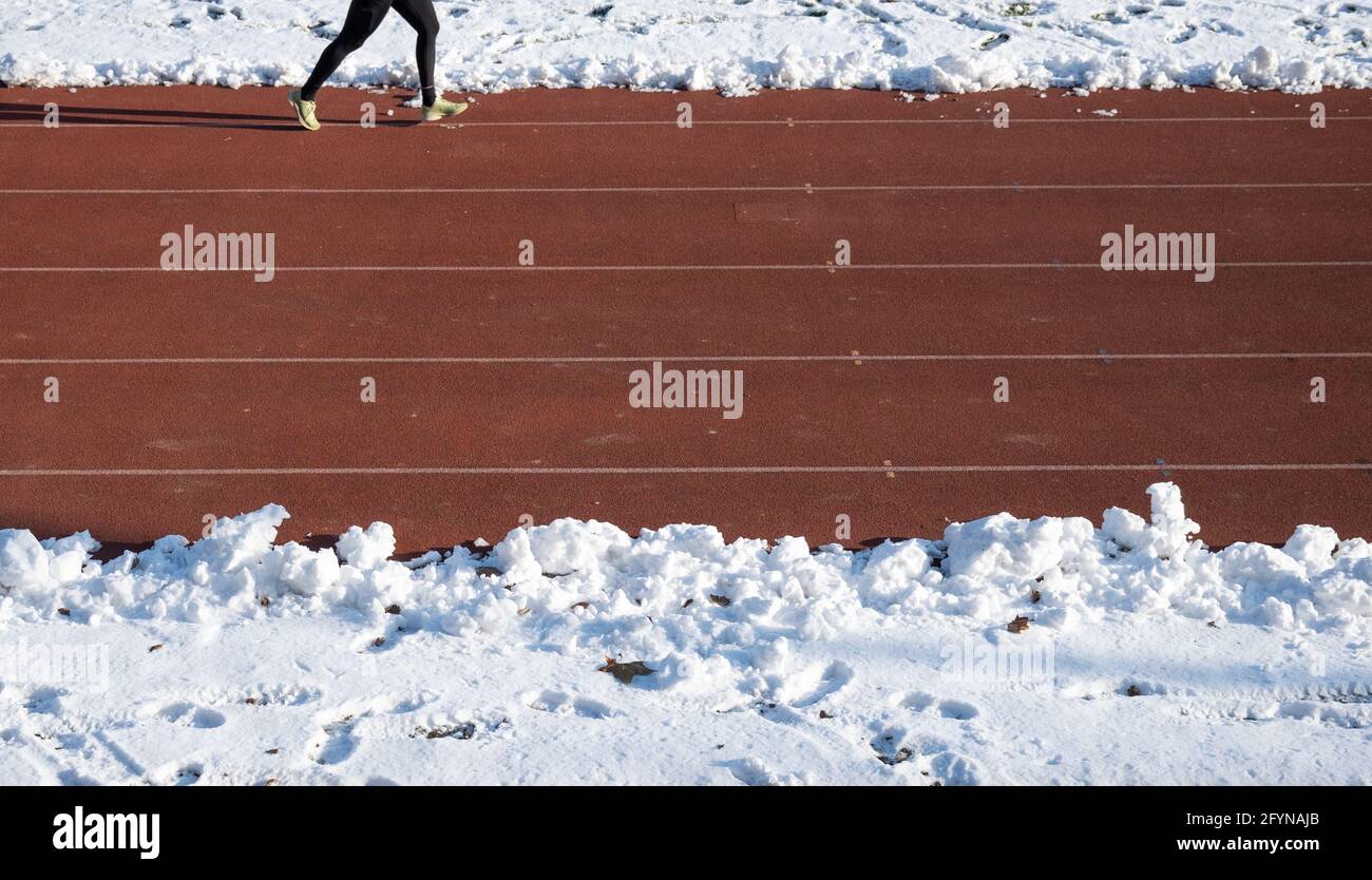 Zürich, Schweiz - 1. Januar 2020: Der Läufer trainiert im Winter auf den Laufstrecken des Stadions Stockfoto