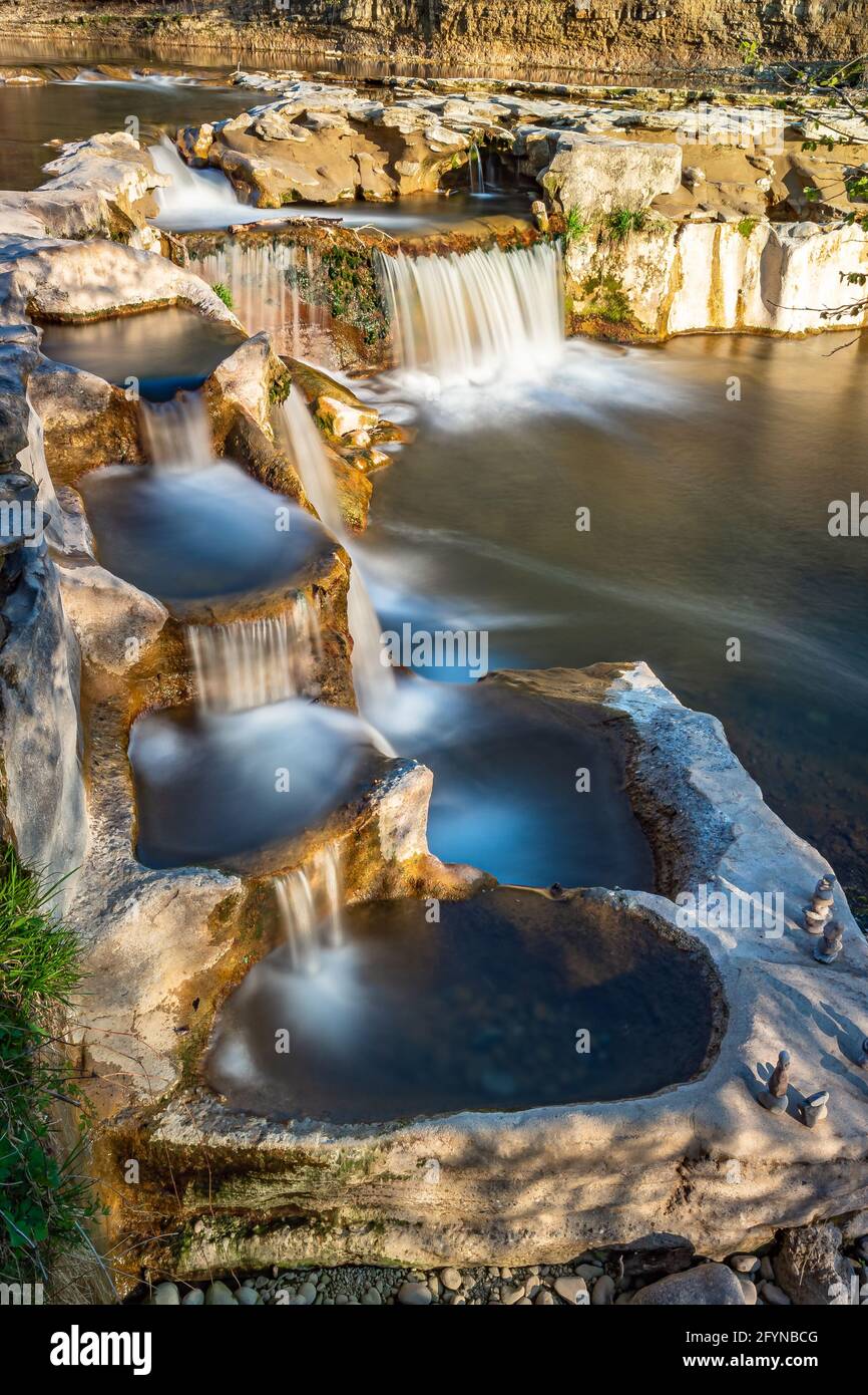 Die Affenschlucht, oder einfach Toss-Wasserfälle genannt, liegt an der Grenze zwischen der Gemeinde Neftenbach und Winterthur in der Schweiz. Stockfoto