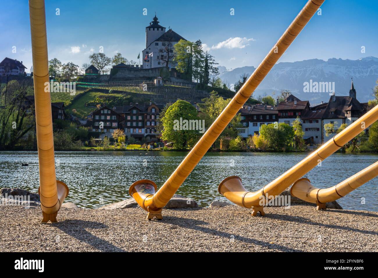 Das Musikinstrument Alphorn oder Alphorn oder Alpenhorn ist ein Labortelefon, bestehend aus einem geraden mehrere Meter langen Naturhorn aus konischem Holz Stockfoto