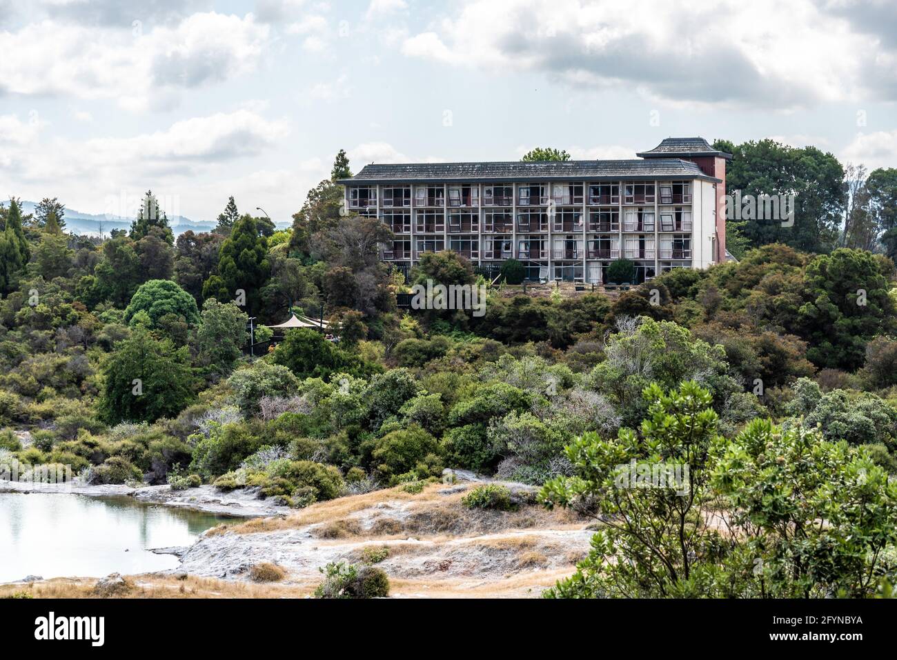 Alte Hotelruine in Rotorua, verlassen durch Erdbeben, Nordinsel von Neuseeland Stockfoto