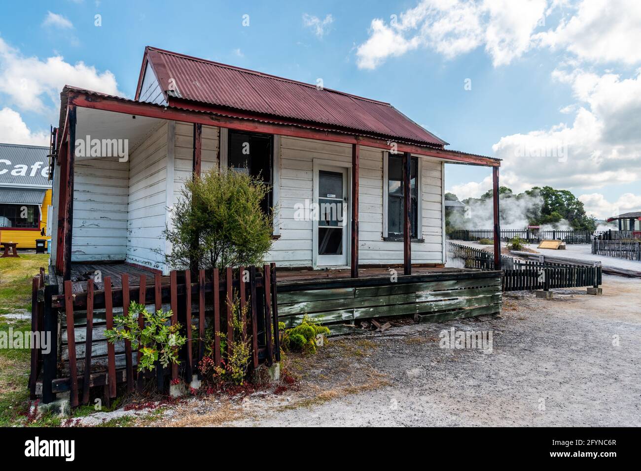Verlassene Häuser im Maori-Dorf Whakarewarewa, Nordinsel Neuseelands Stockfoto