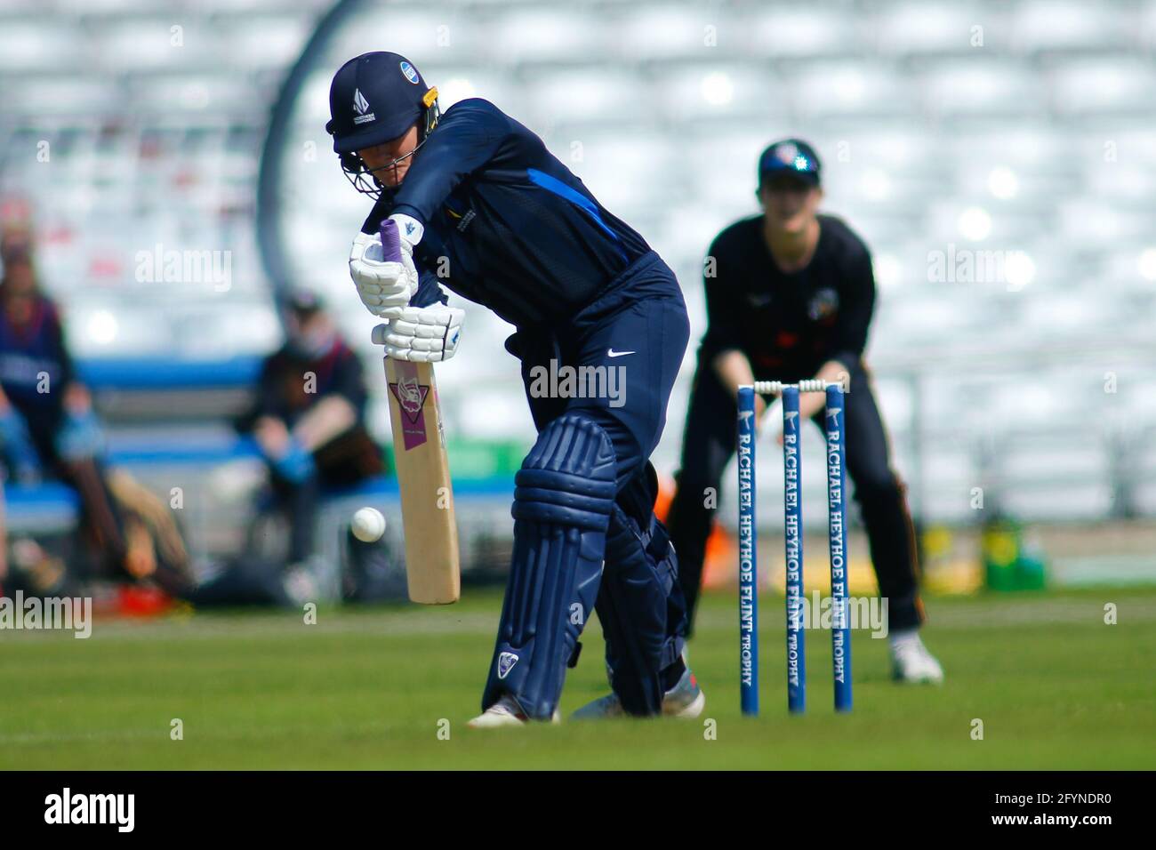 Emerald Headingley Stadium, Leeds, West Yorkshire, 29. Mai 2021. Rachel Heyhoe Flint Trophy - Northern Diamonds vs Central Sparks. Hollie Armitage of Northern Diamonds Schlagstöcke. Kredit: Touchlinepics/Alamy Live Nachrichten Stockfoto