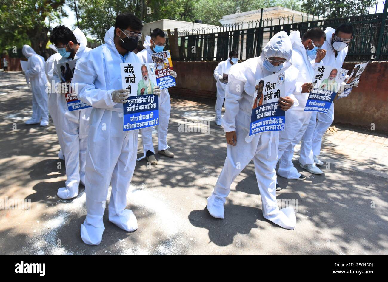 Neu-Delhi, Indien. Mai 2021. NEU-DELHI, INDIEN - 28. MAI: Mitglieder der National Students Union of India (NSUI) protestieren vor dem Bildungsministerium und fordern am 28. Mai 2021 in Neu-Delhi, Indien, die Absage der Vorstandsprüfungen der Klasse 12 im Hinblick auf die COVID-19-Pandemie. (Foto: Raj K Raj/Hindustan Times/Sipa USA) Quelle: SIPA USA/Alamy Live News Stockfoto