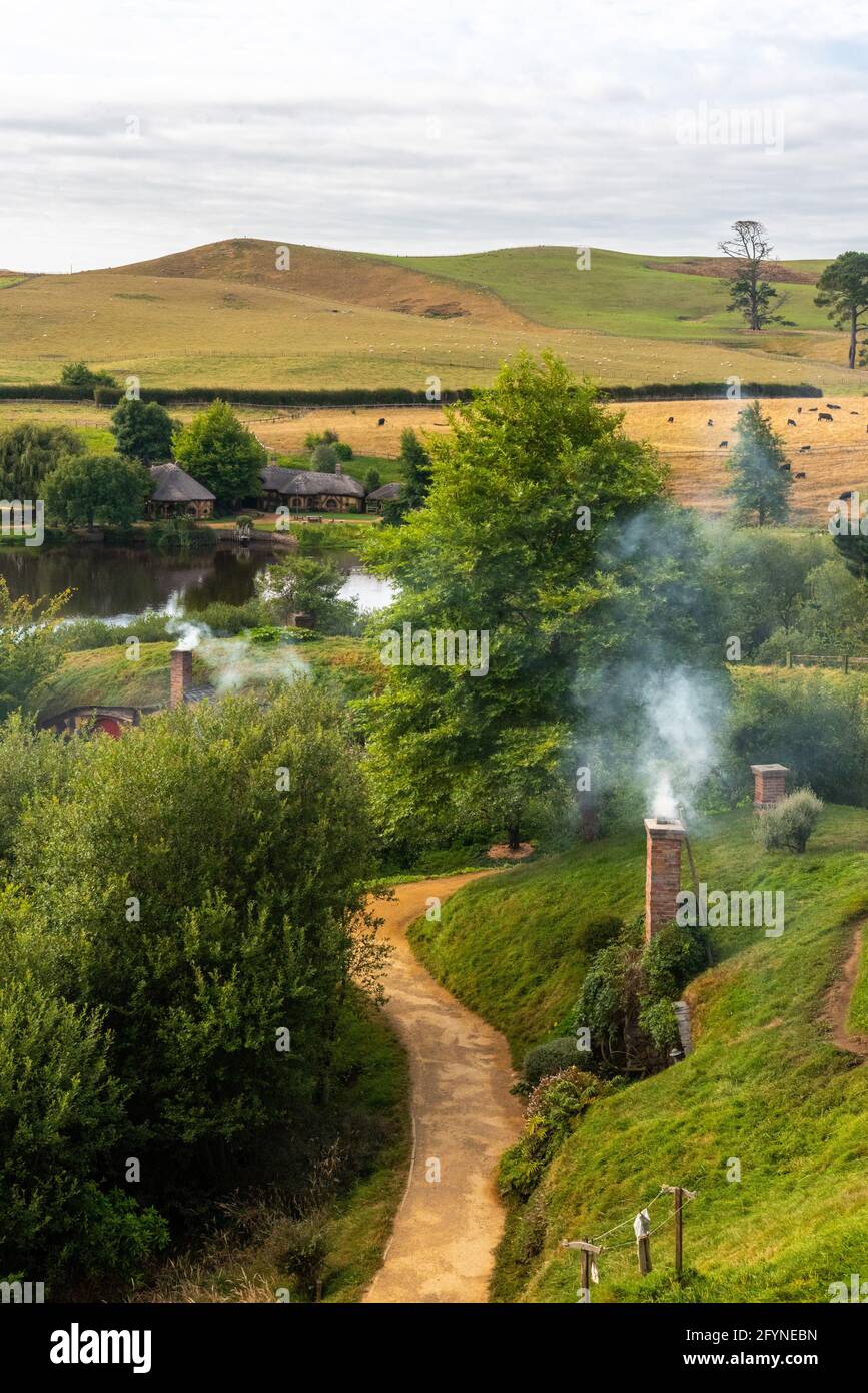 Berühmtes Hobbiton Dorf in Matamata aus den Filmen der Hobbit und der Herr der Ringe, Neuseeland Stockfoto