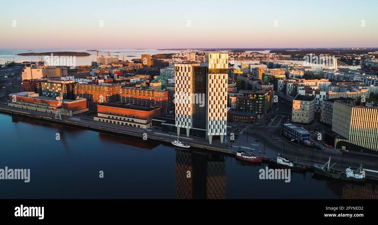 HELSINKI, FINNLAND - 23. Mai 2020: Luftaufnahme des Clarion Hotels, an einem sonnigen Morgen, bei Sonnenaufgang, in Jatkasaari, Helsinki, Finnland Stockfoto