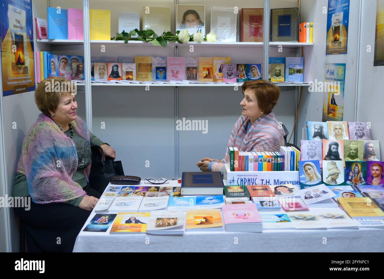 Zwei Buchhändlerinnen kommunizieren hinter einer Theke der Buchhandlung. Buchmesse Knyzhkovyi Arsenal . 24.Mai 2019. Kiew, Ukraine Stockfoto