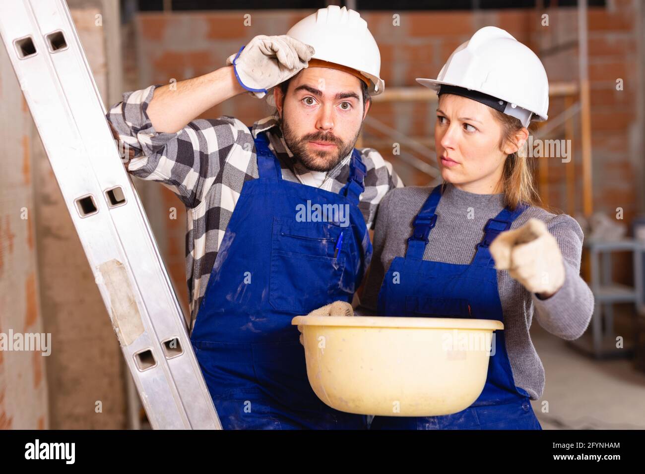 Meister mit der Qualität der Reparatur von Builder unzufrieden Stockfoto