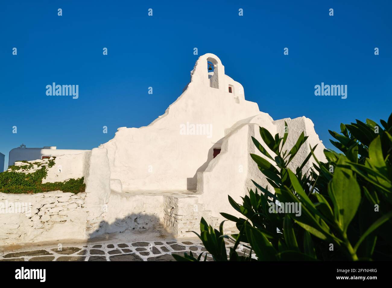Berühmtes Touristenziel, Mykonos, Griechenland. Weiße griechisch-orthodoxe Kirche von Panagia Paraportiani, Stadt Chora auf der Insel bei Sonnenaufgang. Legendäres Reiseziel Stockfoto