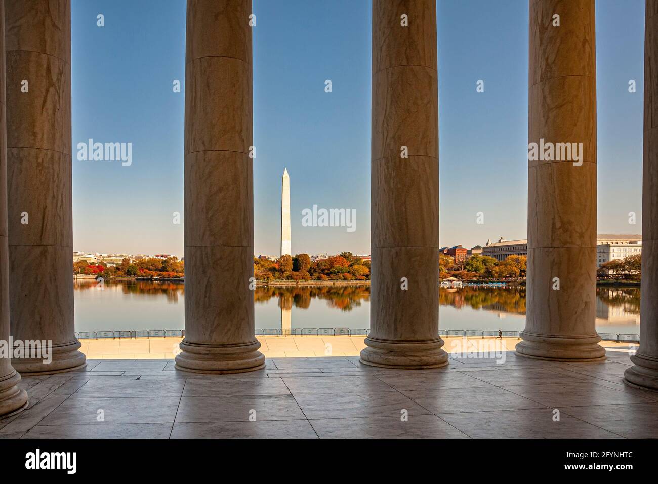 Das Washington Monument, das durch die marmornen dorischen Säulen des Jefferson Memorial über das Tidal Basin, Washington DC, USA, gesehen wird Stockfoto