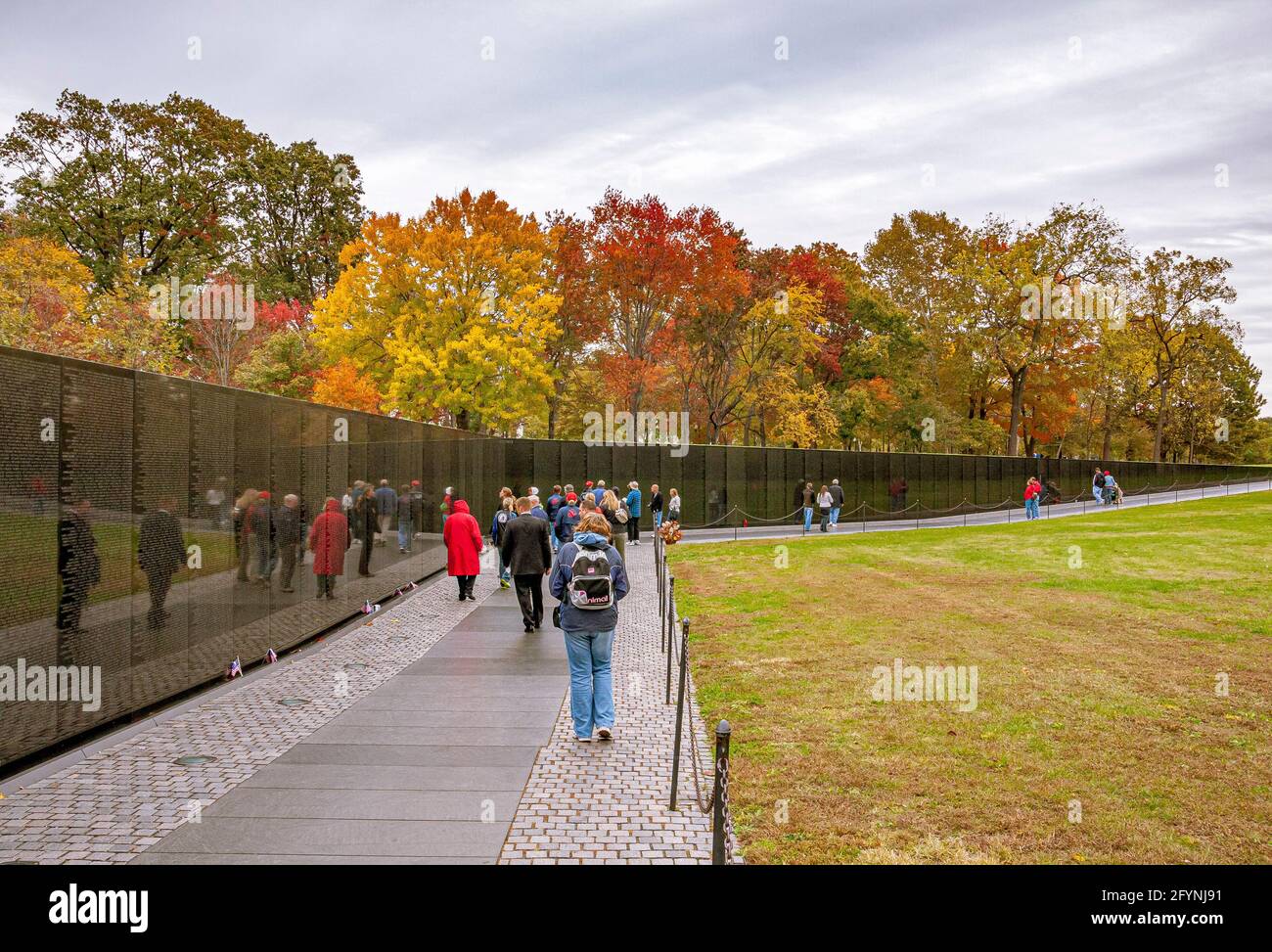Menschen, die Namen auf der Vietnam Memorial Wall sehen, die Mitglieder der US-Streitkräfte ehrt, die im Vietnamkrieg in Washington gekämpft haben Stockfoto