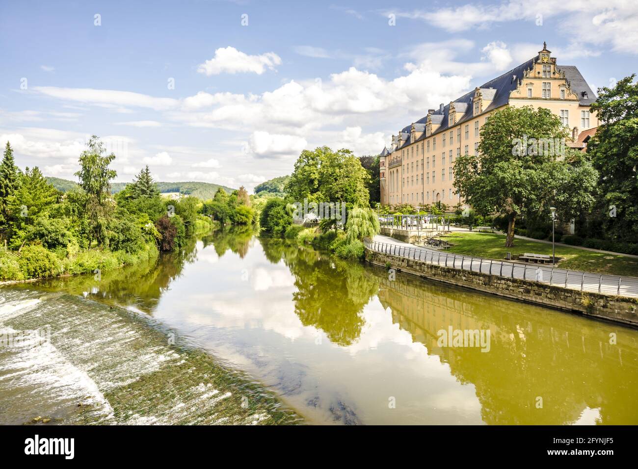 Blick von der alten Brücke auf die Werra in Hannoversch Münden, Deutschland Stockfoto
