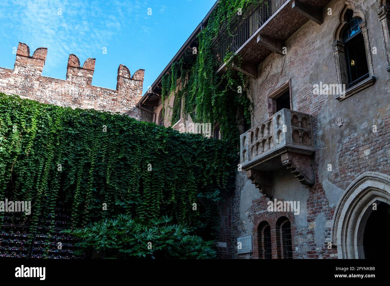 Der romantische Marmorbalkon in der Casa di Giulietta - (Juliets Haus) Ist, wo Romeo angeblich kletterte, um Julia in der zu erreichen Mittelalterliche Stadt Verona i Stockfoto