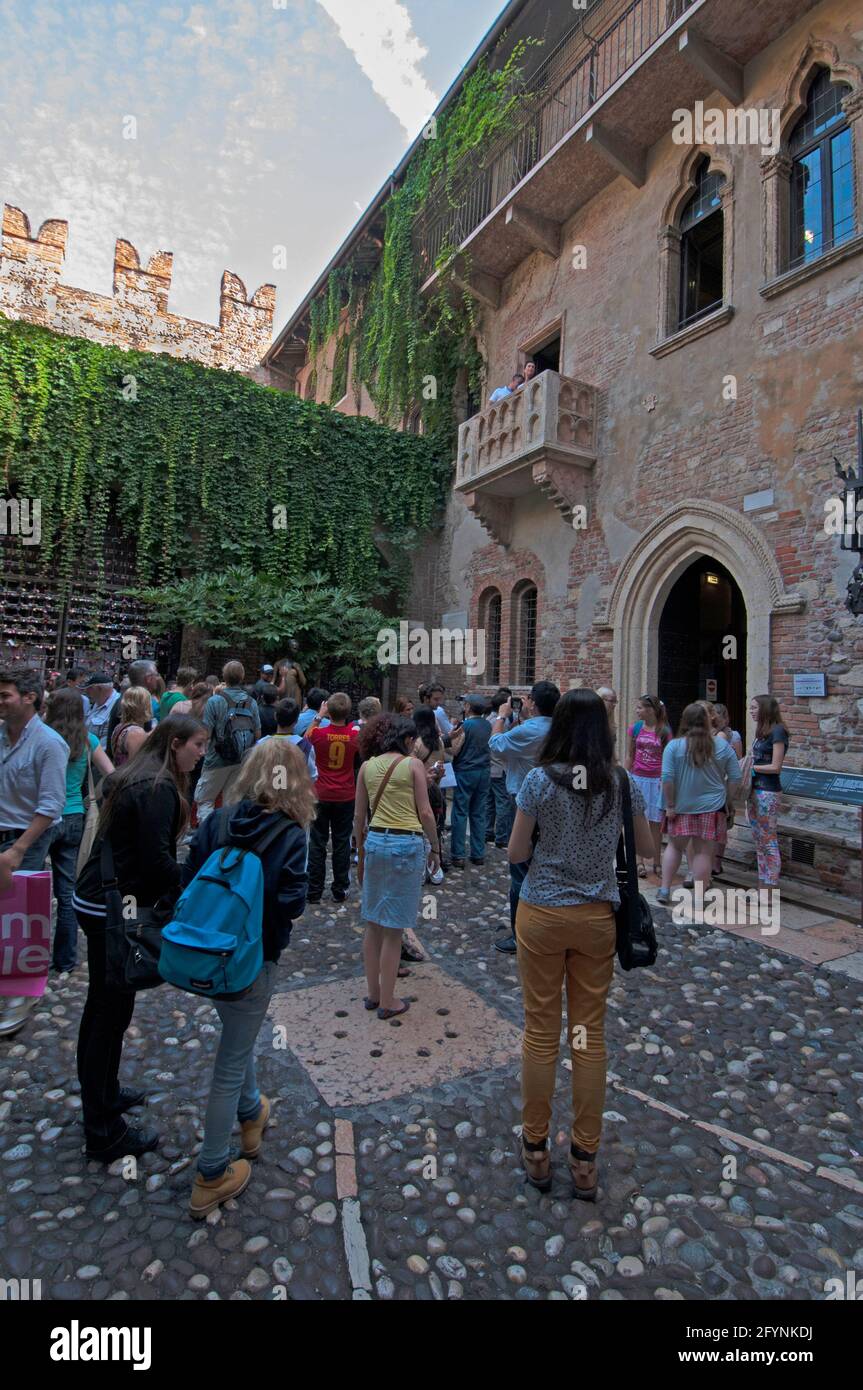 Eine Attraktion für Besucher ist der romantische Marmorbalkon im Casa Di Giulietta - (Julias Haus) Ist, wo Romeo angeblich kletterte, um Julia in der zu erreichen Stockfoto