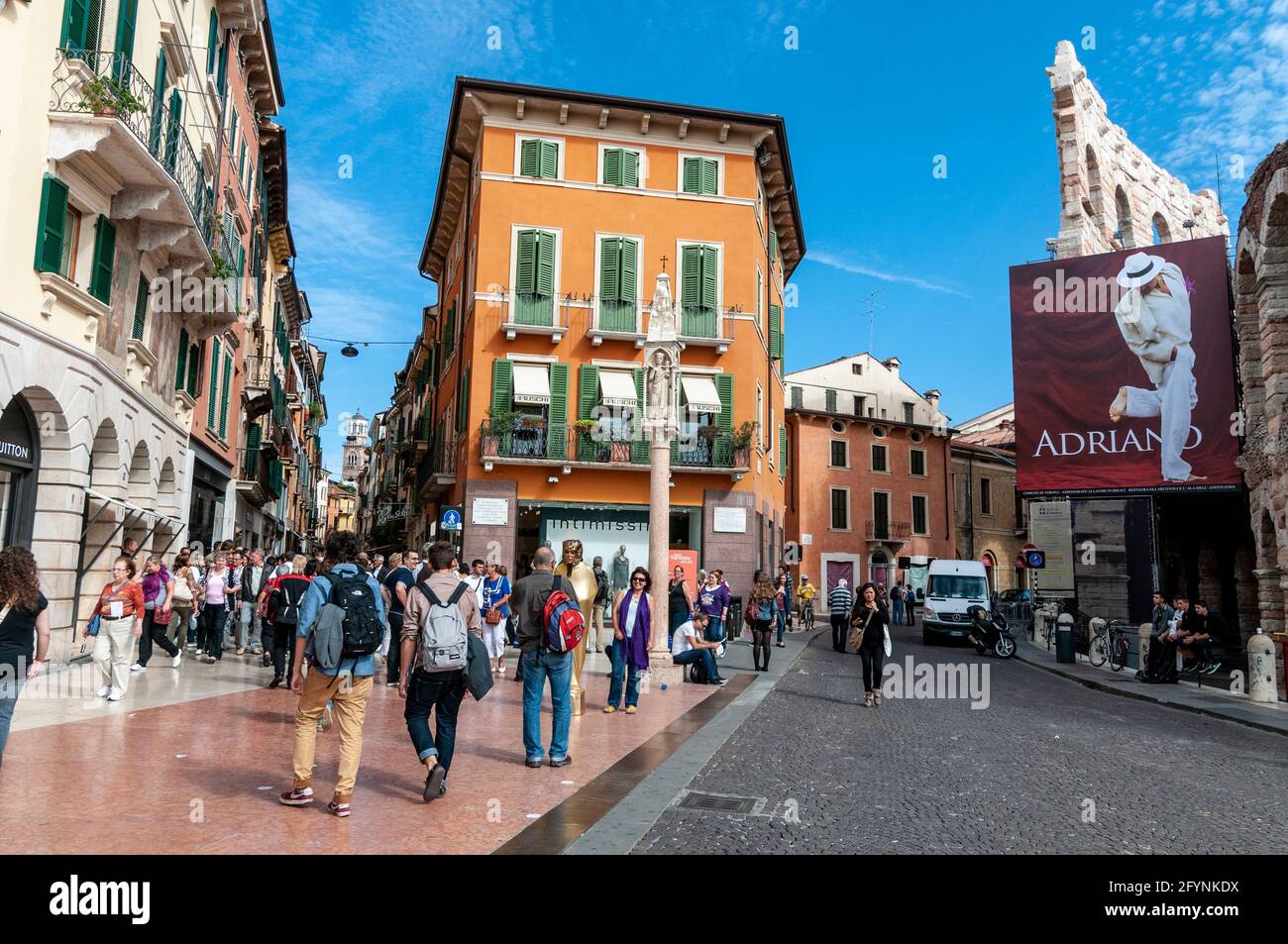 Via Oberdan neben der Arena von Verona in der mittelalterlichen Stadt Verona in der Region Venetien in Norditalien. Verona wurde mit dem Welterbe S ausgezeichnet Stockfoto
