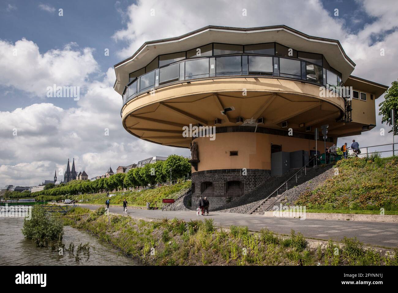 Die Bastei am Rheinufer im Stadtteil Neustadt-Nord mit Blick auf den Dom, Köln, Deutschland die Bastei am Rheinufer in der Neus Stockfoto