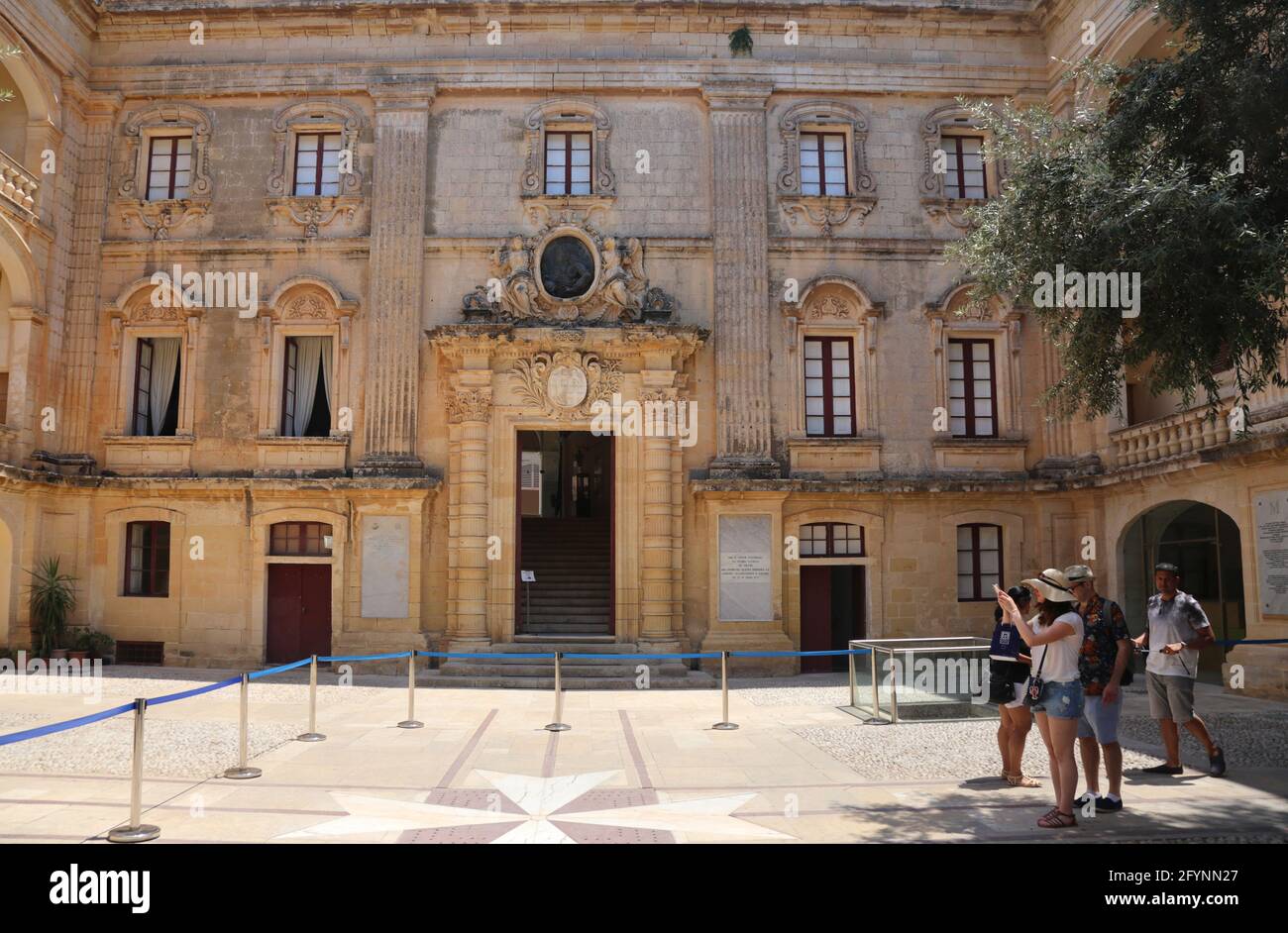 Mdina. Malta. Palazzo Vilhena, Naturhistorisches Museum. Touristen auf dem Vorplatz. Stockfoto