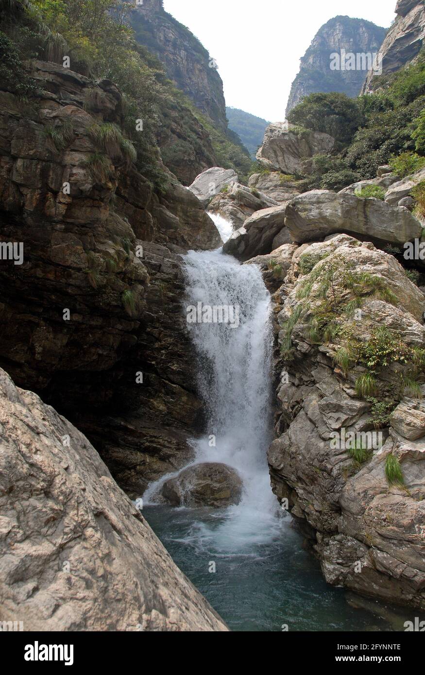 Berg Lushan in der Provinz Jiangxi, China. Der Wasserfall auf dem Berg Lu ist Teil der natürlichen Schönheit dieses malerischen Berges. Stockfoto