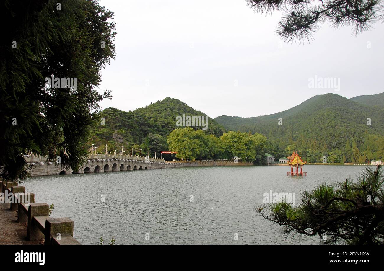 Berg Lushan in der Provinz Jiangxi, China. Der Lulin-See auf dem Berg Lu ist Teil der natürlichen Schönheit dieses malerischen Berges. Stockfoto