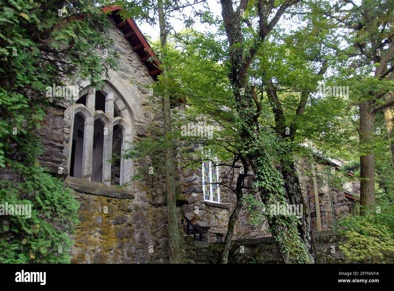 Berg Lushan, Provinz Jiangxi, China. Alte Kirche aus Stein in Lushan Stadt auf dem Berg Lu gebaut. Stockfoto