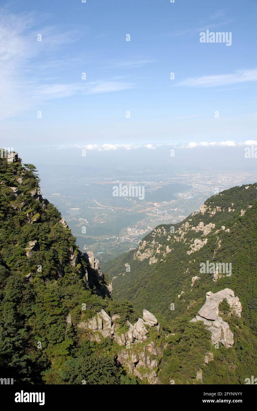 Berg Lushan in der Provinz Jiangxi, China. Aussichtspunkt hoch auf dem Berg Lu mit Blick auf den Wald, die Berge und darüber hinaus. Stockfoto