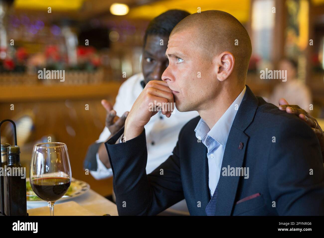 Zwei Männer diskutieren Probleme am Tisch in einem Restaurant Stockfoto