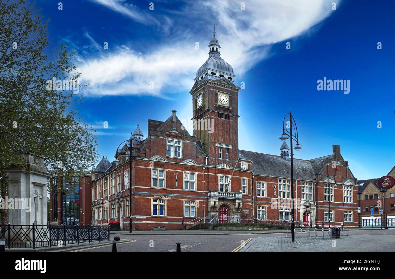 SWINDON, Großbritannien - 29. MAI 2021: Das Rathaus von Swindon im Regents Circus wird heute als Tanzschule genutzt - das Rathaus wurde ursprünglich 1891 erbaut Stockfoto
