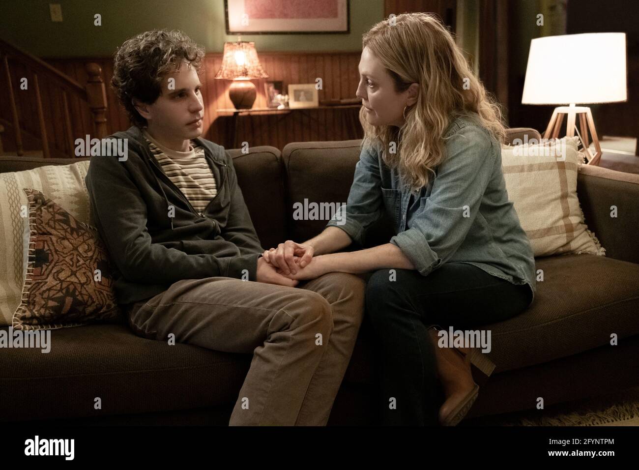 JULIANNE MOORE und BEN PLATT in DER LIEBE EVAN HANSEN (2021), Regie STEPHEN CHBOSKY. Credit: MARC PLATT PRODUCTIONS / Album Stockfoto