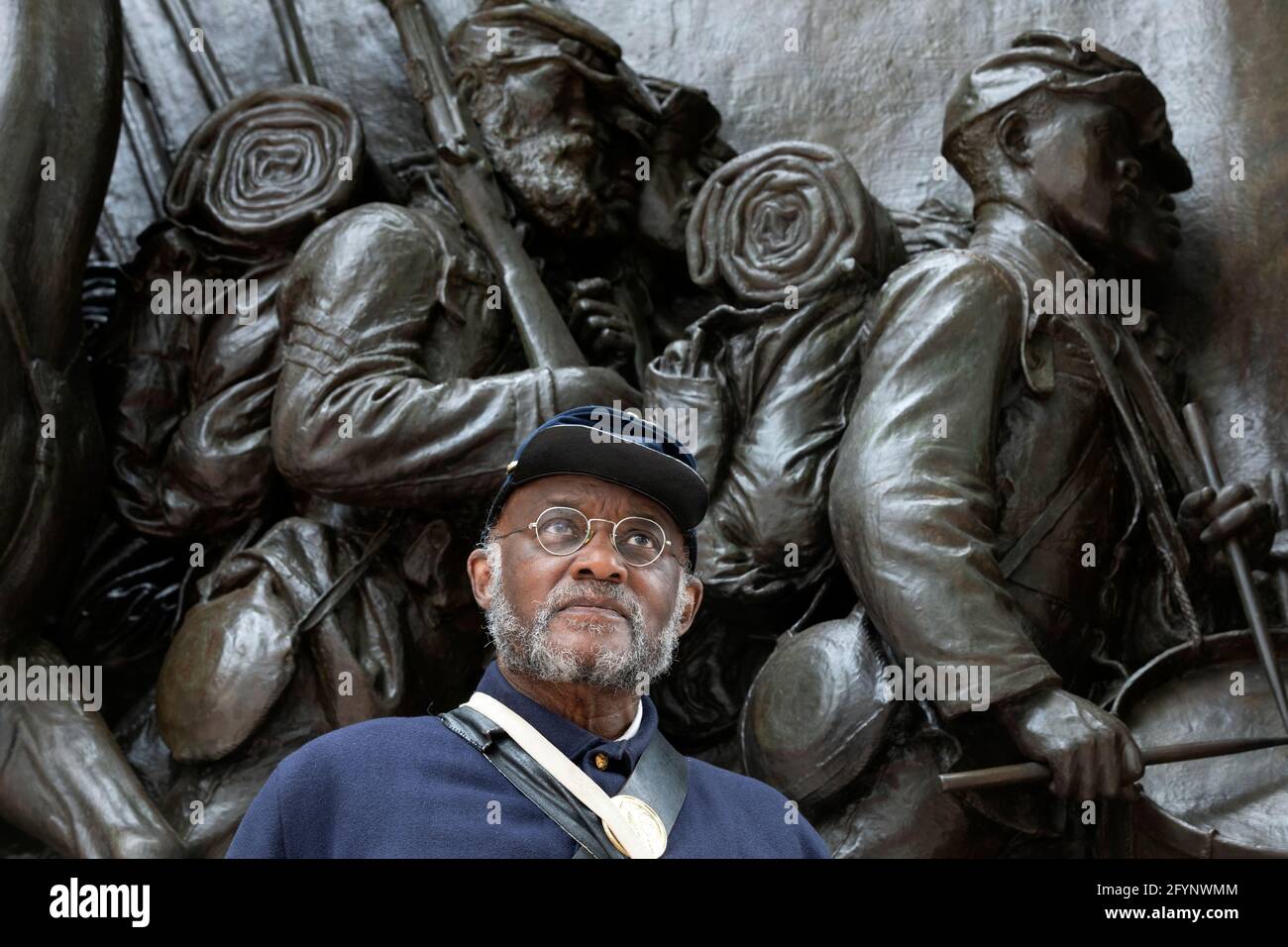 Der afroamerikanische US-amerikanische Soldat posiert vor dem Robert Gould Shaw und dem 54. Regiment Memorial, Boston Freedom Trail Stockfoto