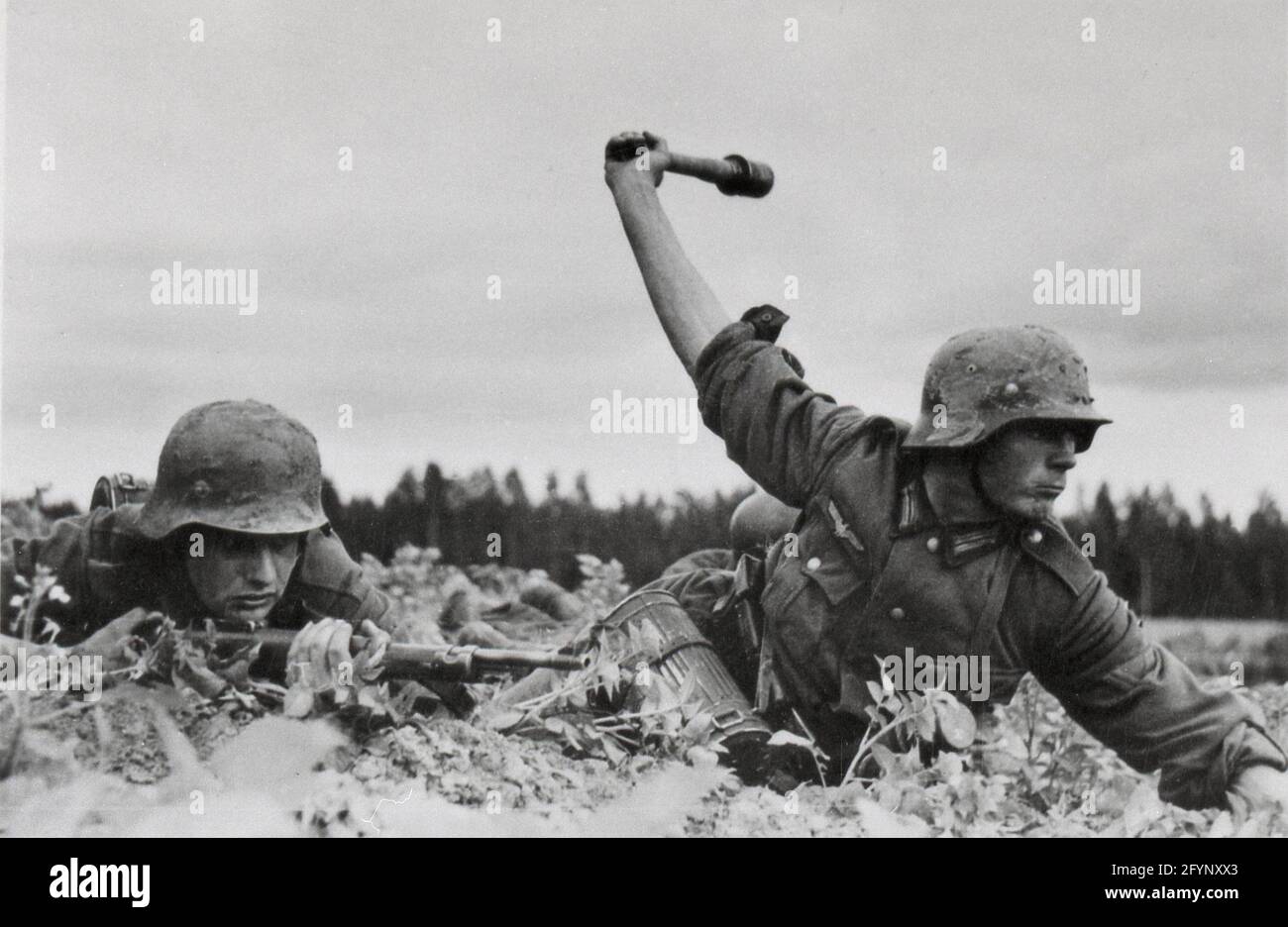 Zweiter Weltkrieg ein deutscher Soldat an der Front Lines wirft eine Handgranate während einer Nazi-Offensive von 1941 In der UdSSR Stockfoto