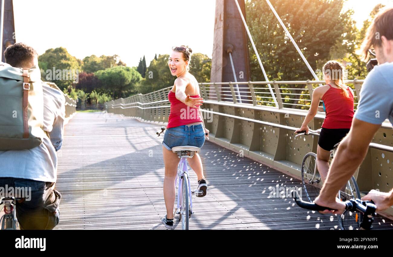 Happy friends Millennial Spaß beim Fahrradfahren im Stadtpark - Freundschaftskonzept mit jungen Schülern, die gemeinsam Rad fahren Stockfoto