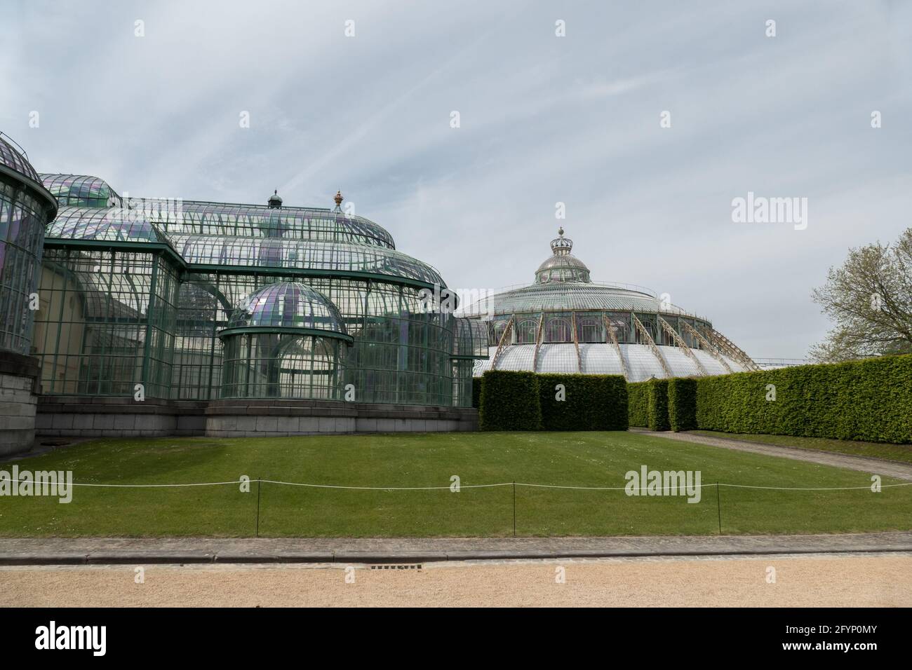 Brüssel, Belgien, 28. Mai 2021: Von Alphonse Balat 1873 entworfene Gewächshäuser im klassischen Stil mit Pavillons, Kuppeln und Galerien. Stockfoto
