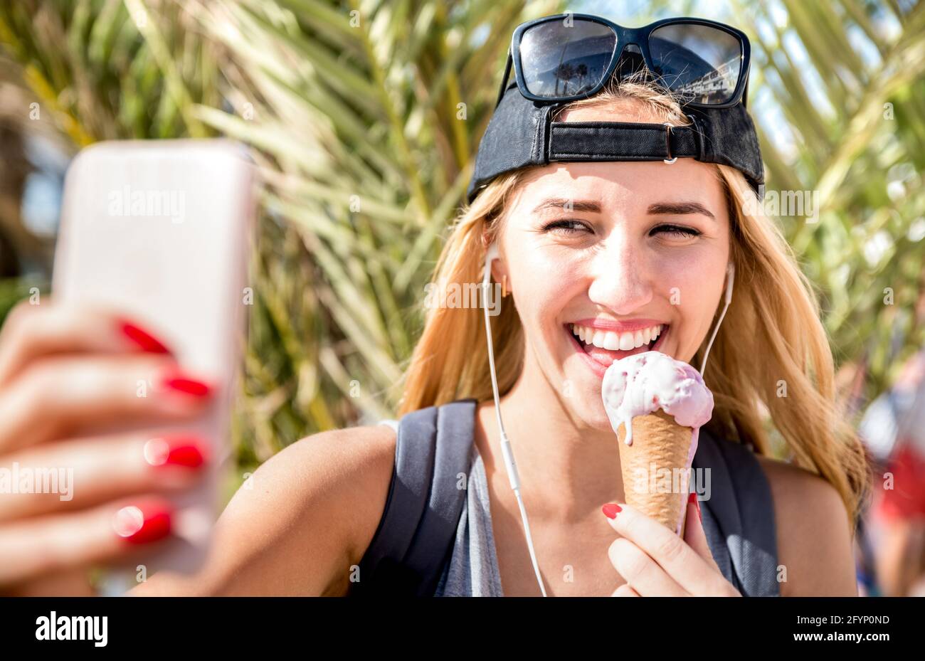 Junge Frau Mode Reise Blogger Selfie beim Essen Eis - Wanderlust Urlaubskonzept mit Abenteuer Mädchen Tourist Wanderer Stockfoto