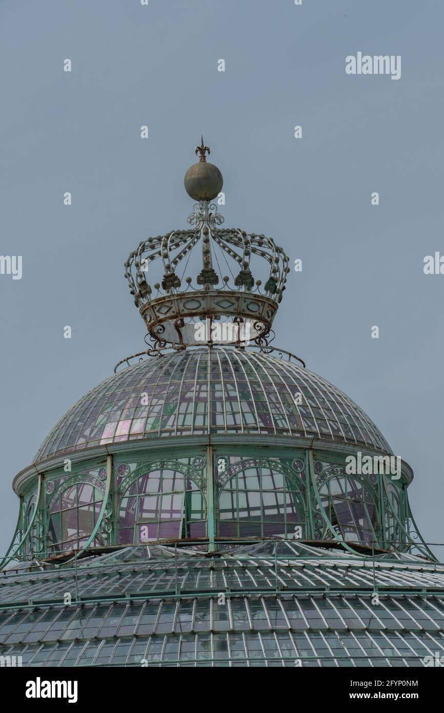 Brüssel, Belgien, 28. Mai 2021: Von Alphonse Balat 1873 entworfene Gewächshäuser im klassischen Stil mit Pavillons, Kuppeln und Galerien. Stockfoto