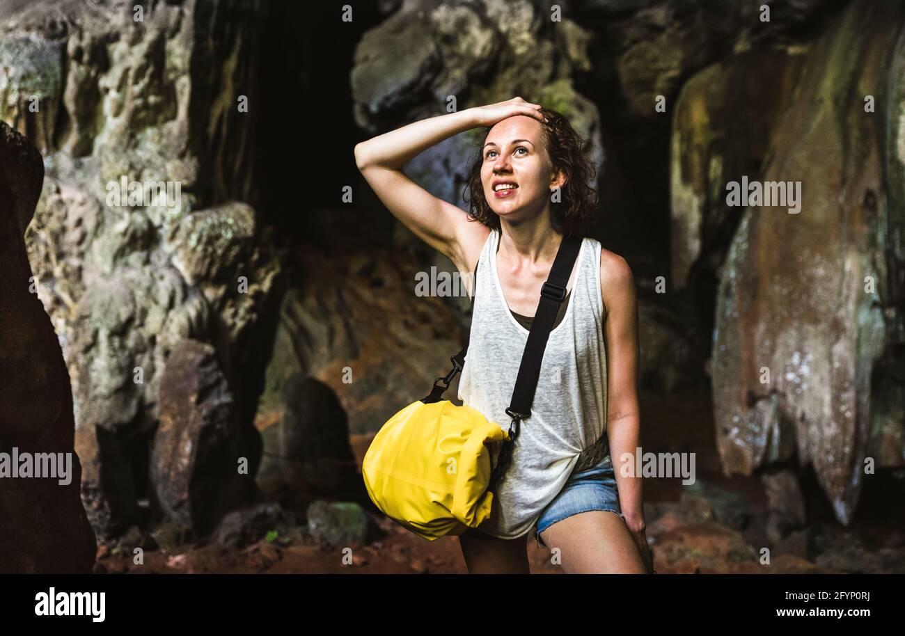 Junge Frau Reisende am Höhleneingang auf Insel Hopping in Cheow Lan Lake - Wanderlust Reise-und Reisekonzept mit Abenteuer Mädchen Tourist Wanderer Stockfoto
