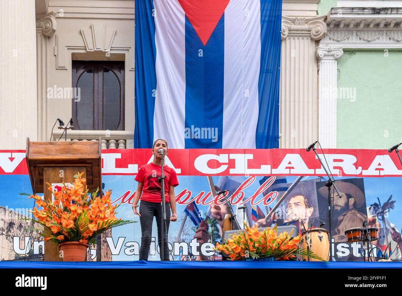 Santa Clara, Cuba-January 6, 2019: junge Teenager rezitiert ein Gedicht zu Ehren von Fidel Castro. Sie trägt ein Che Guevara-T-Shirt. Feier der Victo Stockfoto