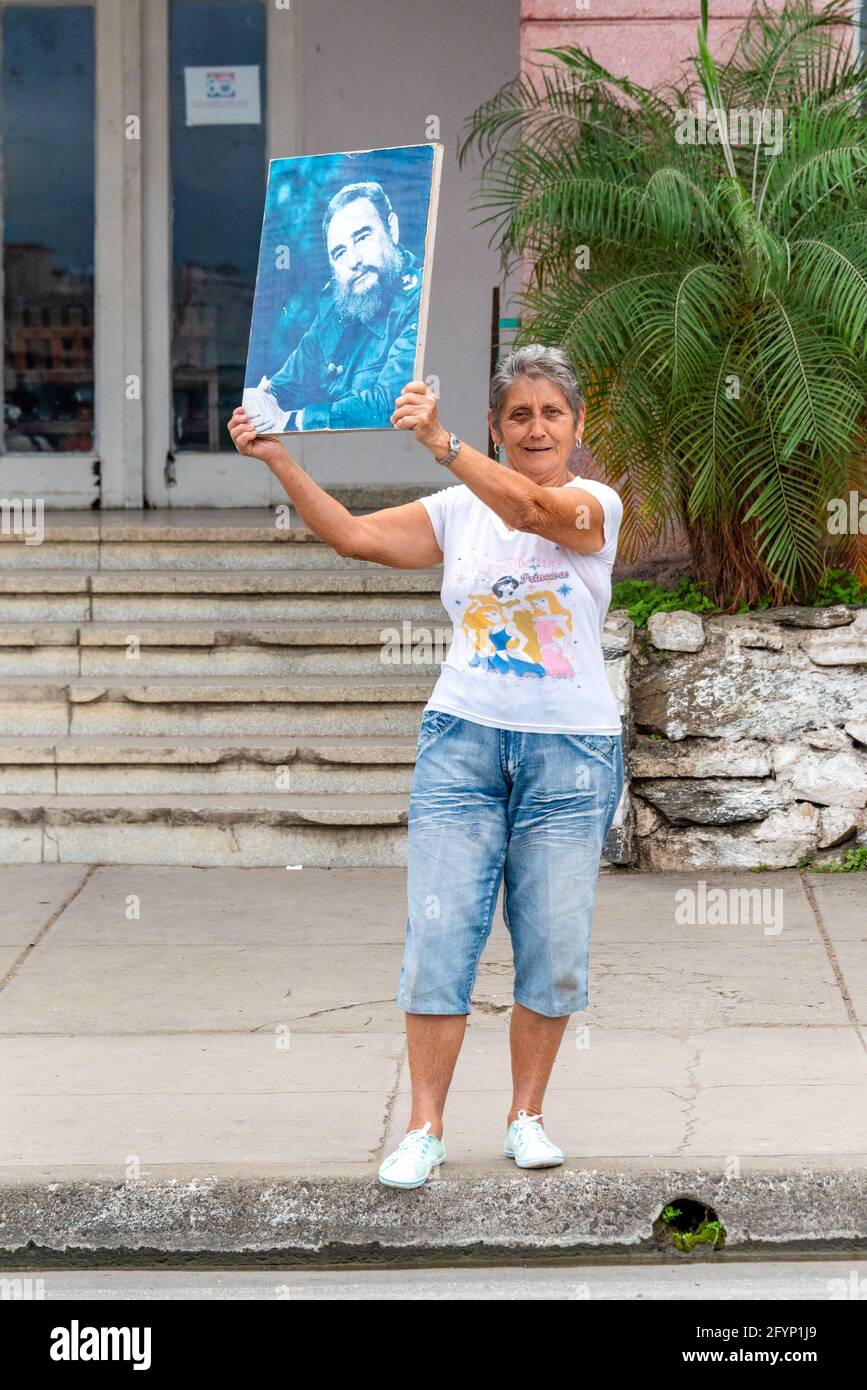 Santa Clara, Villa Clara, Cuba-January 6, 2019: Ältere Frau hält ein Bild von Fidel Castro, als sie für den Sieg Caravan wartet im Cit zu gelangen Stockfoto