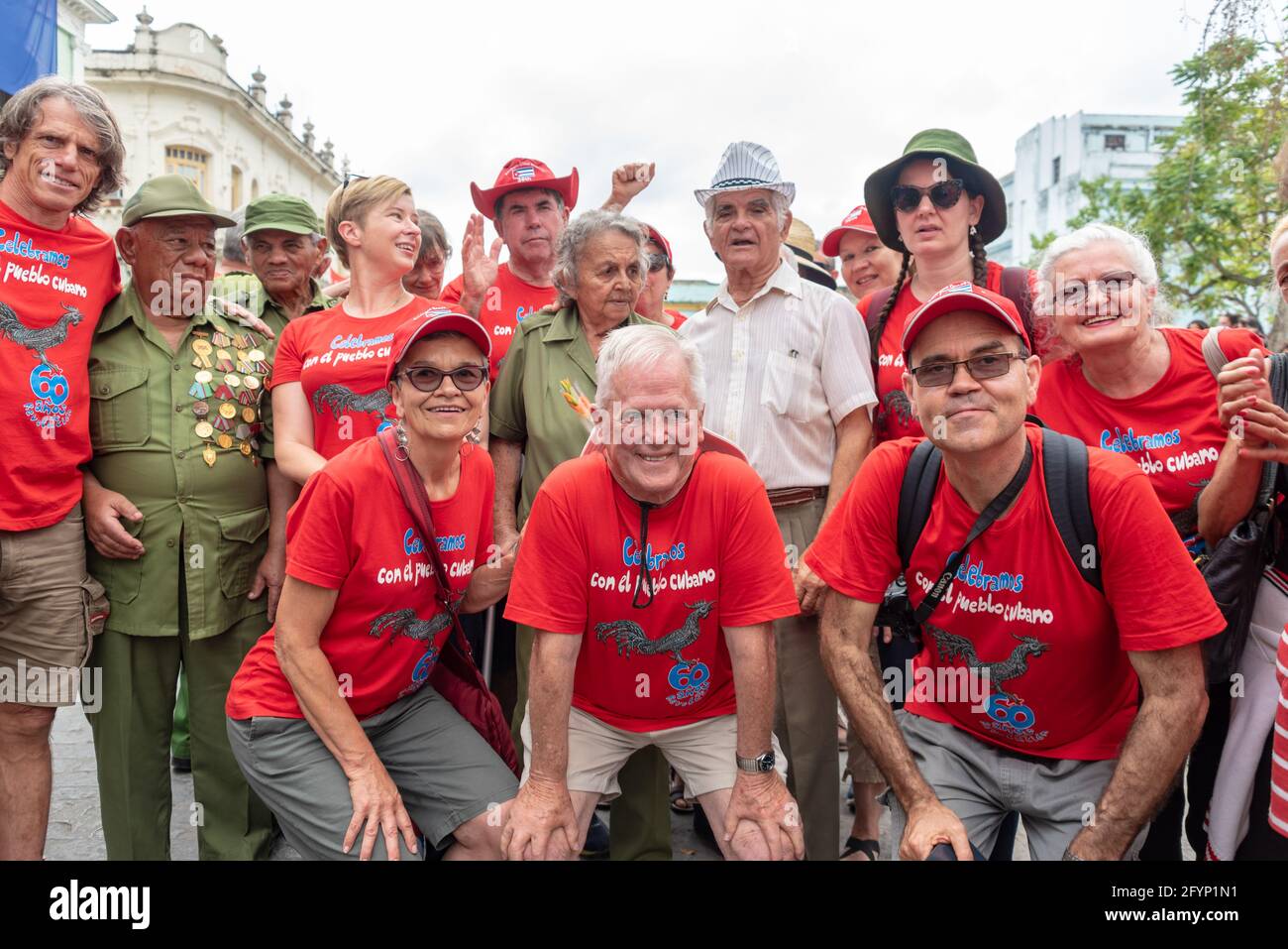 Santa Clara, Cuba-January 6,2019: Mitglieder der 'Southern Cross Brigade" (rote T-Shirts) aus Australien mit kubanischen Veteranen der Revolution mischen Stockfoto