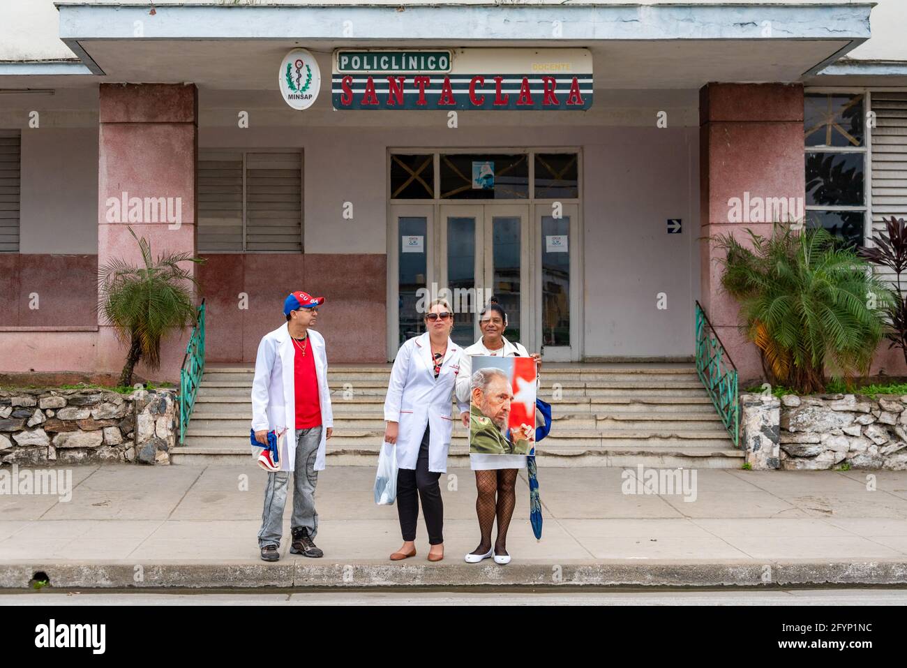 Santa Clara, Villa Clara, Cuba-January 6, 2019: Ärzte und Pflegepersonal wartet, bis der Sieg Wohnwagen außerhalb der Klinik in der Santa Clara Stockfoto