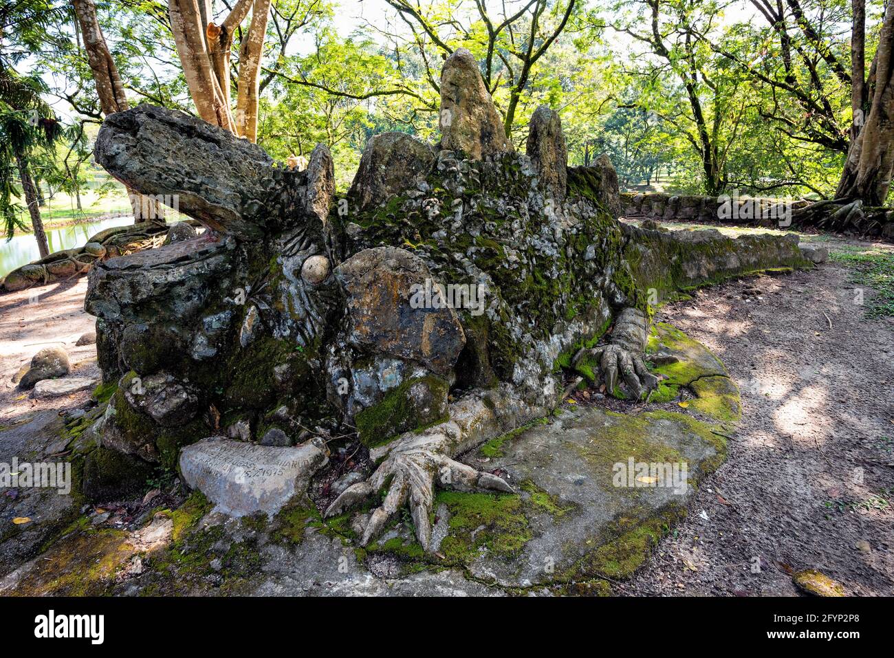 Gealterte Krokodilskulptur im Taiping Lake Garden, Malaysia Taiping