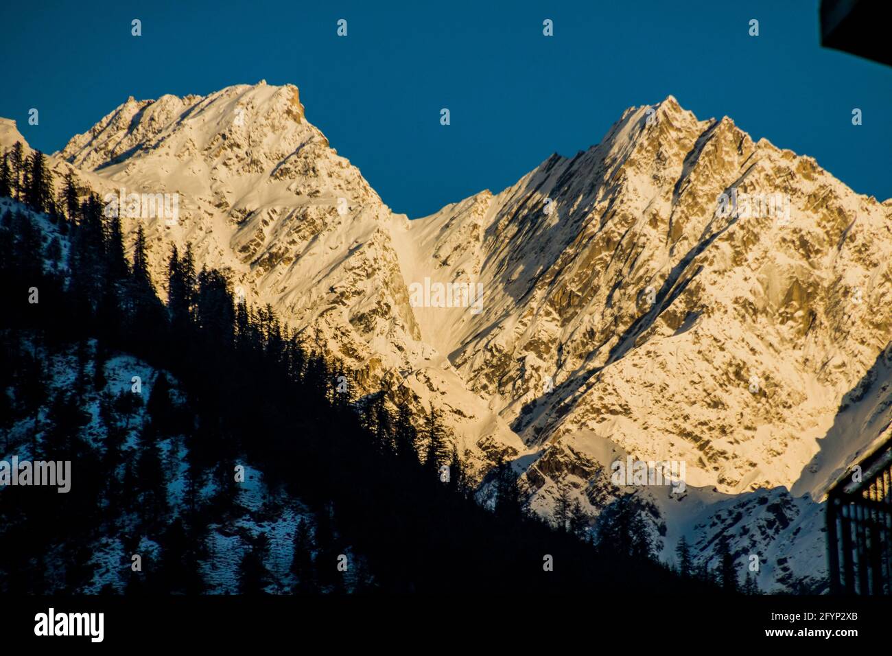 Berge nach Schneefall in Manali Stockfoto