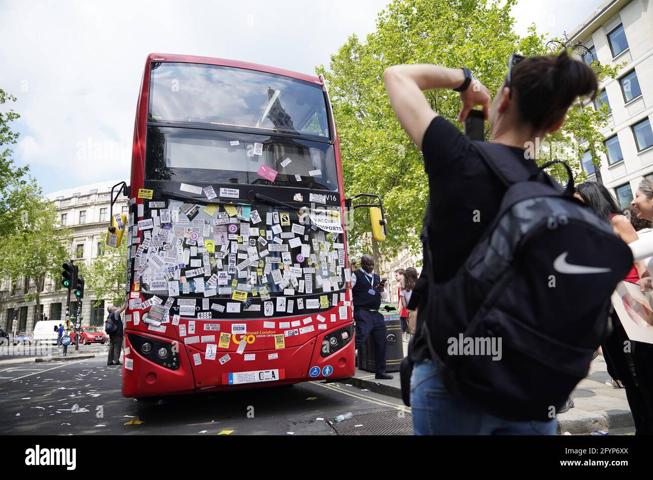 Ein Londoner Bus ist in der Nähe des Trafalgar Square nach einem Anti-Impfstoff-Protest im Zentrum von London mit Anti-Impfstoff-Aufklebern bedeckt. Bilddatum: Samstag, 29. Mai 2021. Stockfoto