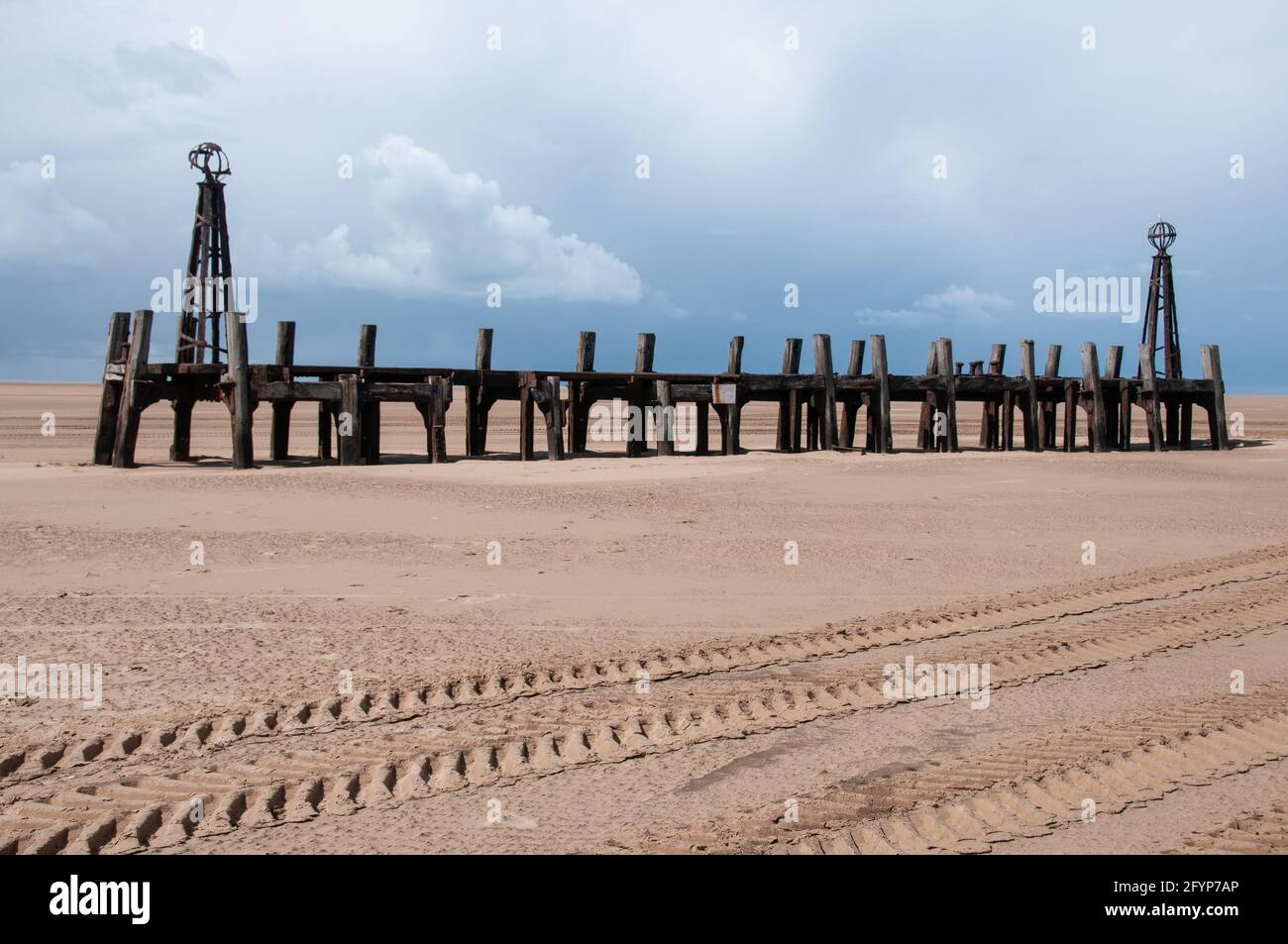 Überreste der Landing Stage auf den Überresten des St. Anne's Pier, der ursprünglich 1885 für die Öffentlichkeit geöffnet wurde. Gestaltet von Alfred Dowson Stockfoto