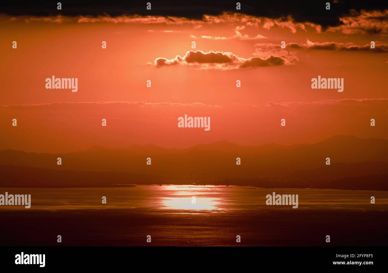 Schwache Sicht auf Shimizu Port in Shizuoka auf der anderen Seite der Suruga Bay ein paar Minuten vor Sonnenuntergang. Stockfoto