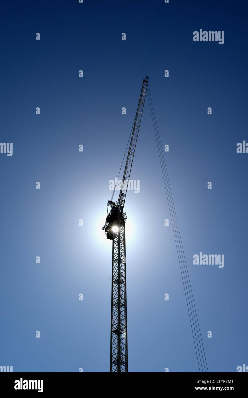 Tower Crane wurde vor einem unmerklich blauen Himmel geschildet, Bauarbeiten, London, Großbritannien Stockfoto