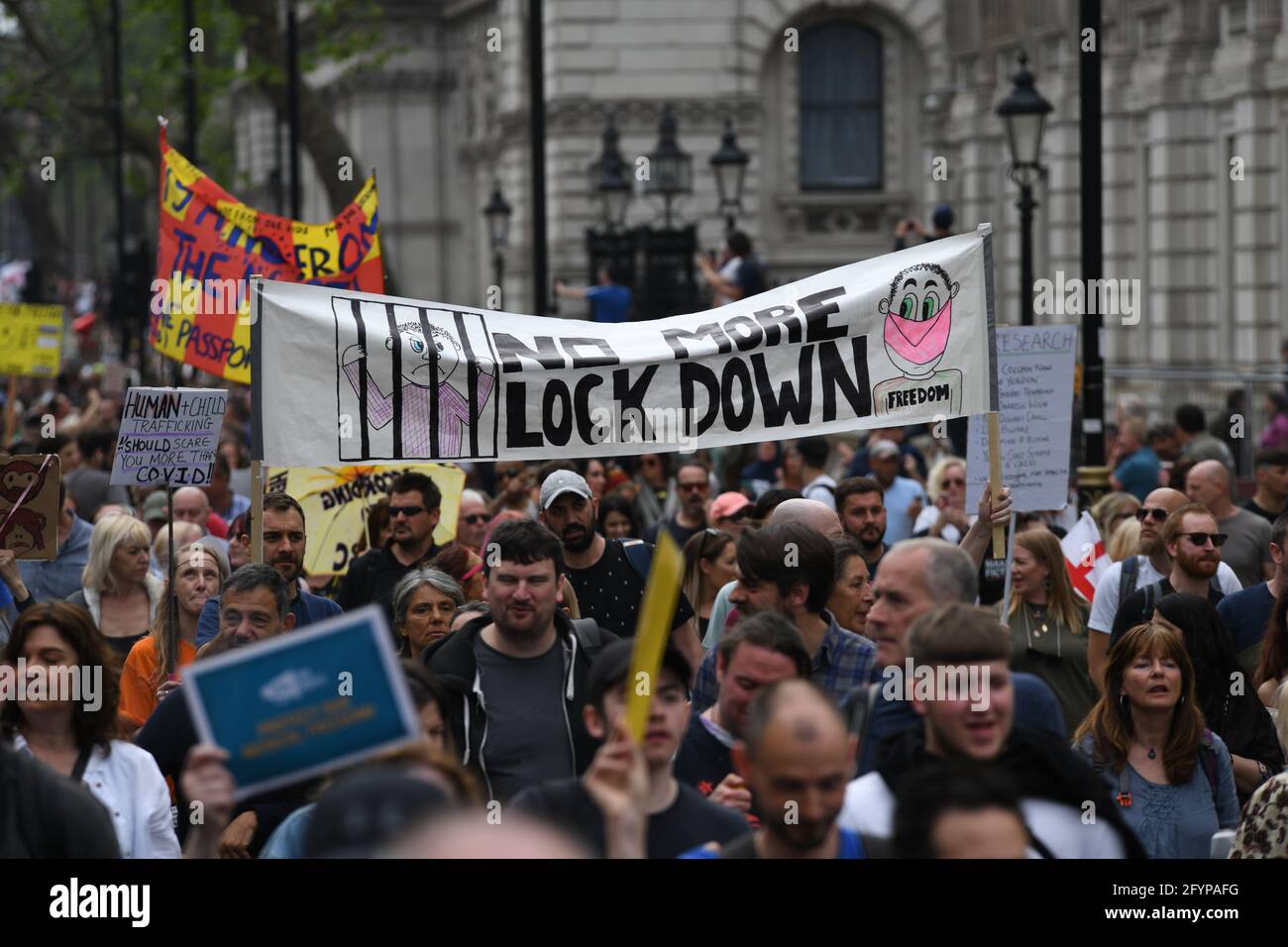 London, Großbritannien. Mai 2021. Unite for Freedom keine COVID-Pässe Demonstranten mit Transparenten marschieren am 29. Mai 2021 in London für die Freiheit gegen Impfpass. Kredit: Picture Capital/Alamy Live Nachrichten Stockfoto