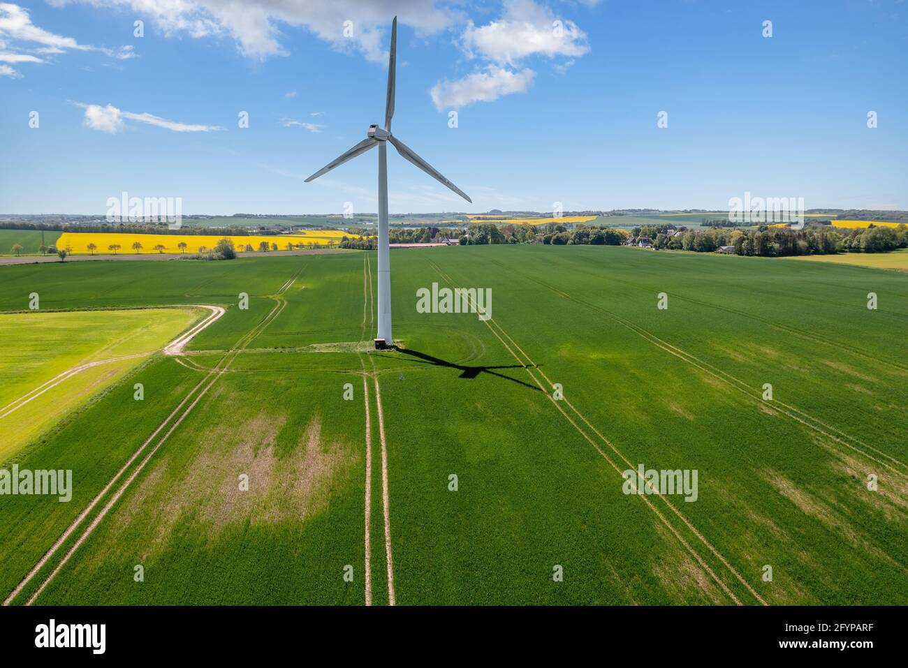 Eine Windkraftanlage, die Strom produziert, gebaut auf einem Feld in Skanderborg, Dänemark Stockfoto