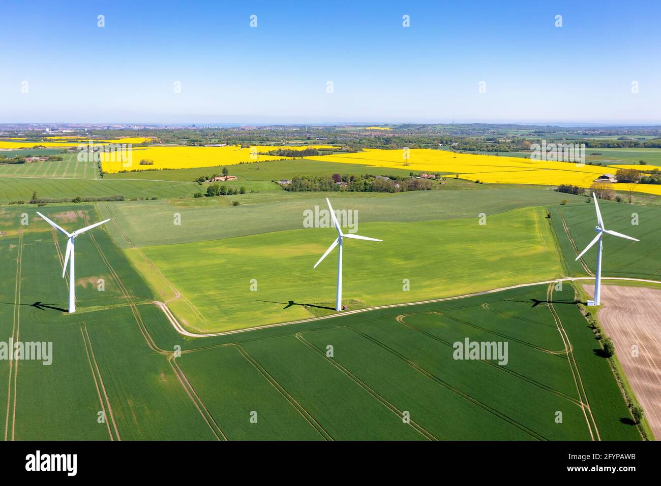 Eine Windkraftanlage, die Strom produziert, gebaut auf einem Feld in Skanderborg, Dänemark Stockfoto