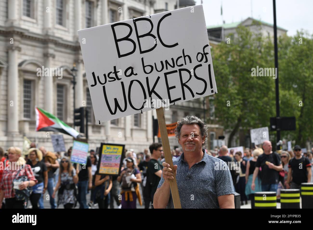 London, Großbritannien. Mai 2021. Unite for Freedom keine COVID-Pässe Demonstranten mit Transparenten marschieren am 29. Mai 2021 in London für die Freiheit gegen Impfpass. Kredit: Picture Capital/Alamy Live Nachrichten Stockfoto