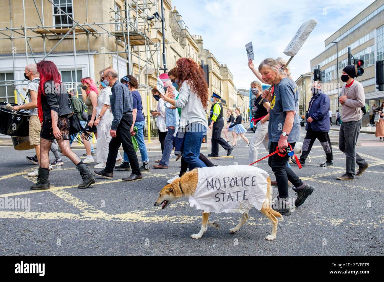 Bath, Somerset, Großbritannien. Mai 2021. Töten Sie den Gesetzentwurf Demonstranten, die regierungsfeindliche Plakate und Schilder tragen, sind abgebildet, während sie an einem protestmarsch durch das Zentrum von Bath teilnehmen. Die Demonstranten gingen auf die Straße, um über die Gesetzesvorlage für Polizei, Kriminalität, Verurteilung und Gerichte zu demonstrieren, die die britische Regierung in Kraft setzen will.die Gesetzesvorlage enthält wichtige Vorschläge der Regierung zu Kriminalität und Gerechtigkeit in England und Wales. Quelle: Lynchpics/Alamy Live News Stockfoto