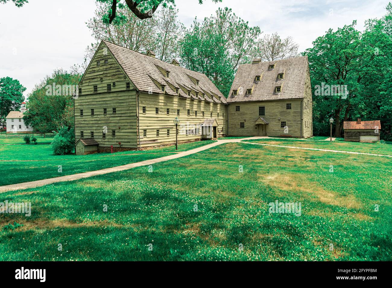 Ephrata, PA, USA - 11. Mai 2021: Gebäude auf dem Ephrata-Kreuzgang-Gelände und in der Altstadt von Lancaster County, PA. Stockfoto